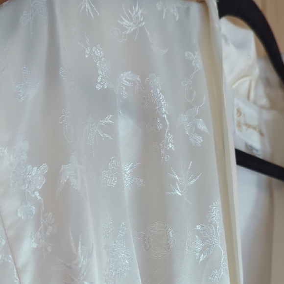 Imperial Fashion Silk Robe in Cream - Picture 2 of 4